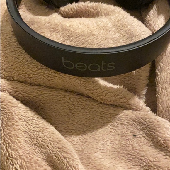 Beats Solo Wireless Headphones - Picture 2 of 3